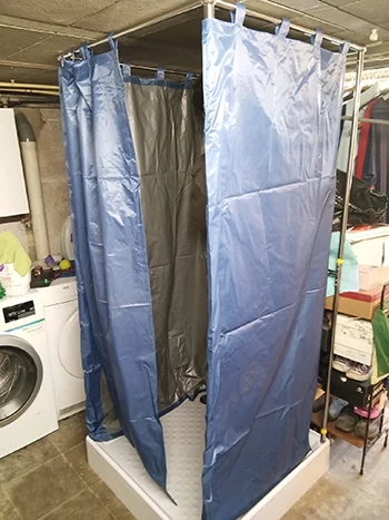 Douche provisoire avec eau chaude installée pendant une rénovation de salle de bain