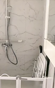 Douche accessible adaptée aux personnes à mobilité réduite
