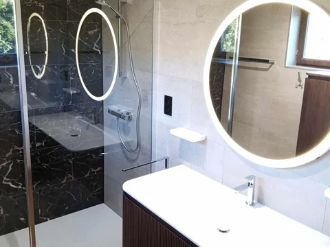Réalisation de salle de bain moderne par GC Travaux