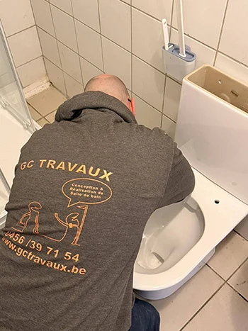WC suspendu installé et mécanisme de chasse contrôlé par GC Travaux à Fosses-la-Ville