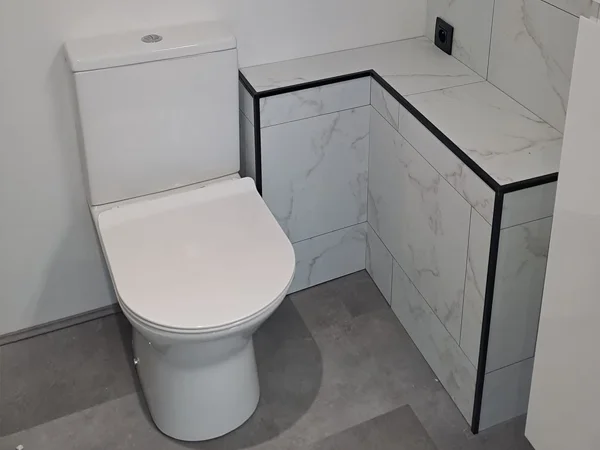 WC et vasque aménagés par GC Travaux dans une petite salle de bain près de Walcourt